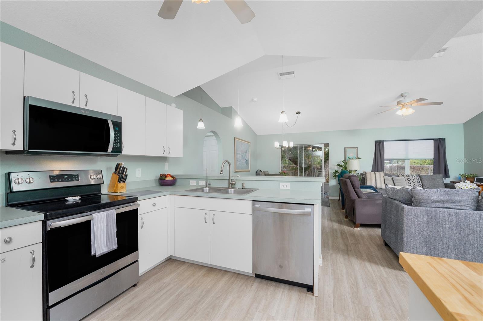 Image 8 of 41 For 2843 Abbotsford Street