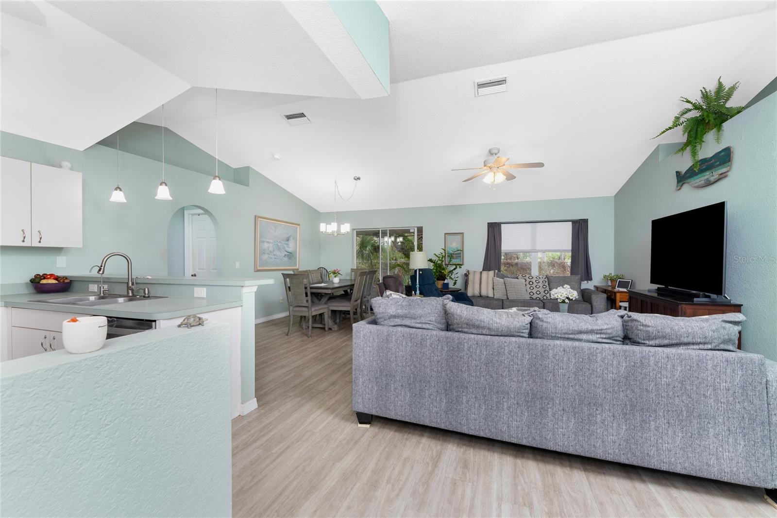 Image 9 of 41 For 2843 Abbotsford Street