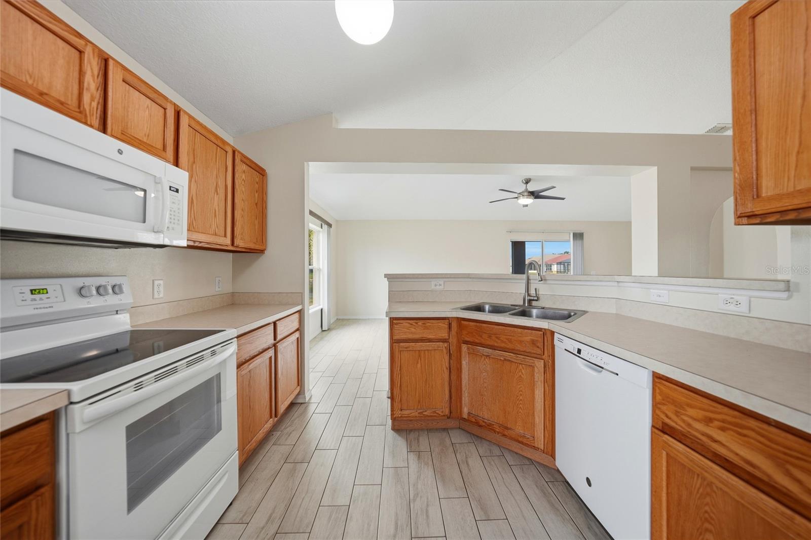 Image 16 of 47 For 2735 Suncoast Lakes Boulevard