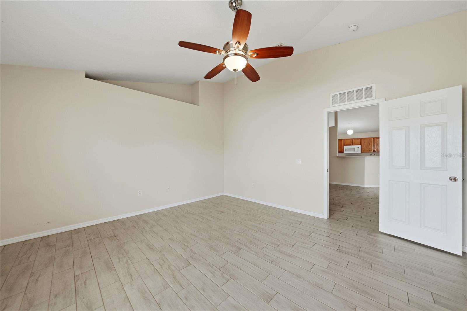 Image 21 of 47 For 2735 Suncoast Lakes Boulevard