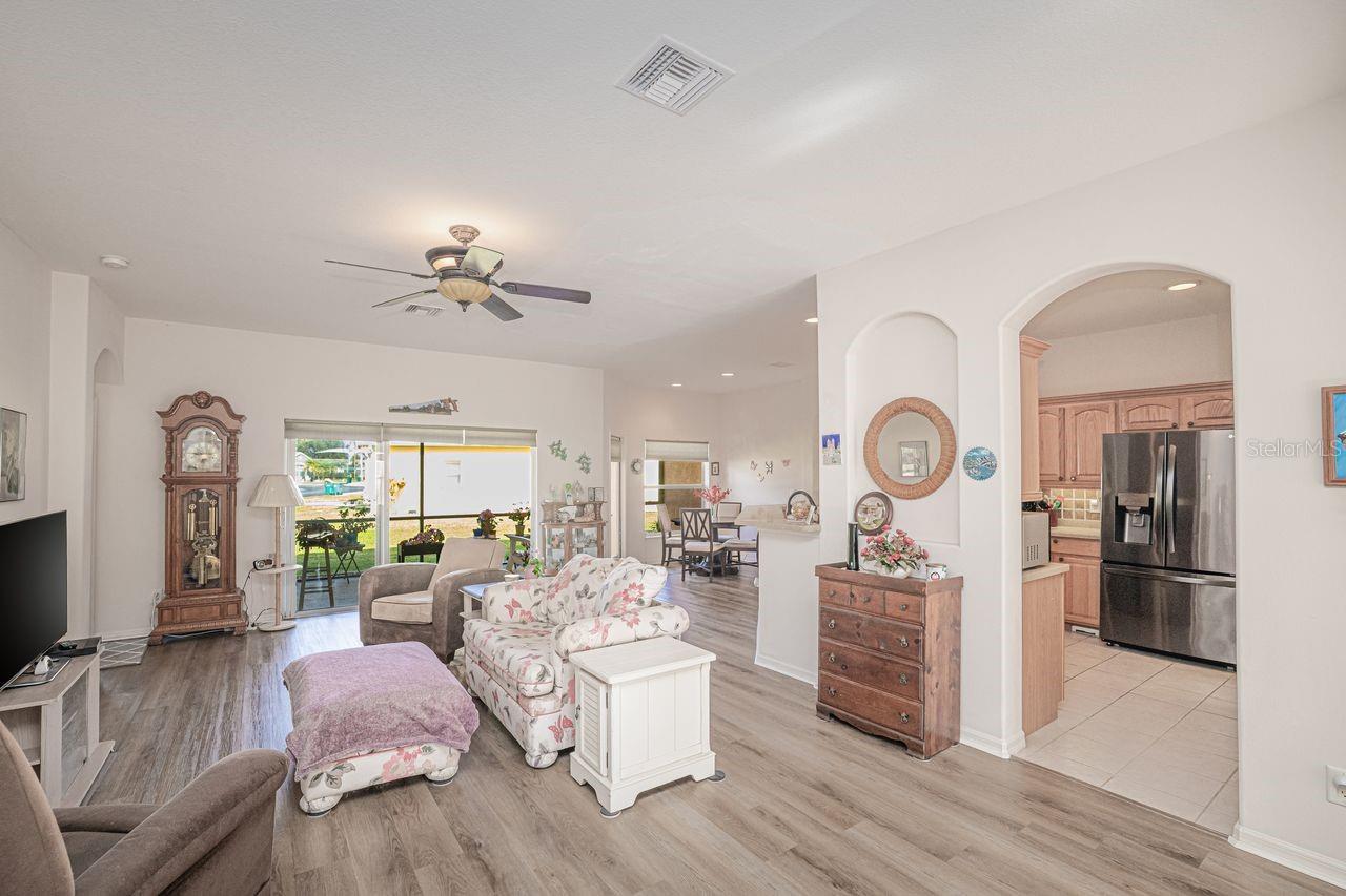 Listing photo id 9 for 2860 Suncoast Lakes