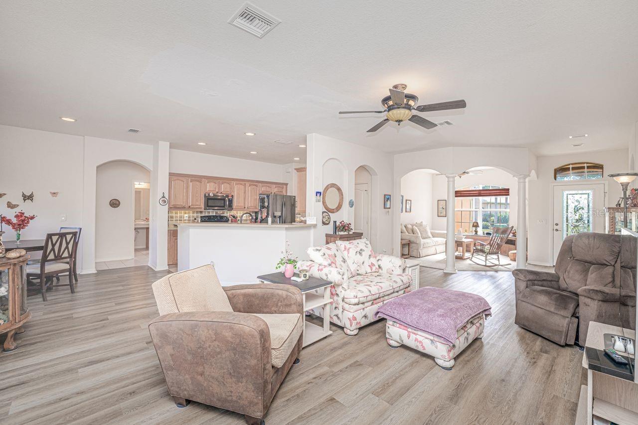 Listing photo id 11 for 2860 Suncoast Lakes