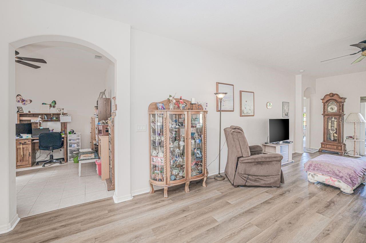 Listing photo id 12 for 2860 Suncoast Lakes