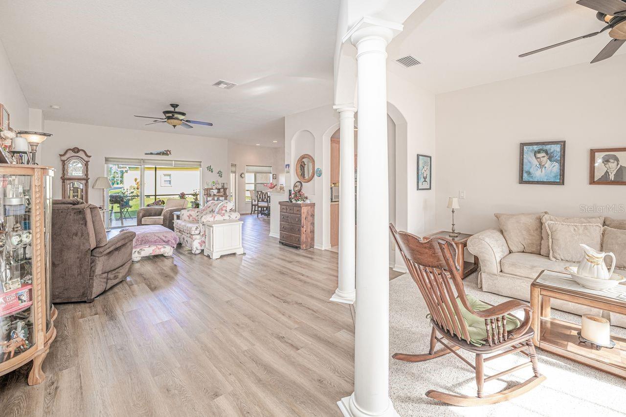 Listing photo id 15 for 2860 Suncoast Lakes