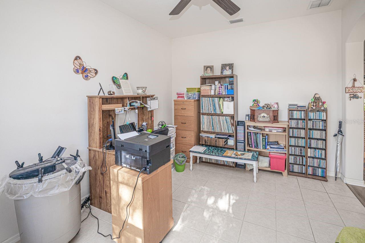 Listing photo id 16 for 2860 Suncoast Lakes