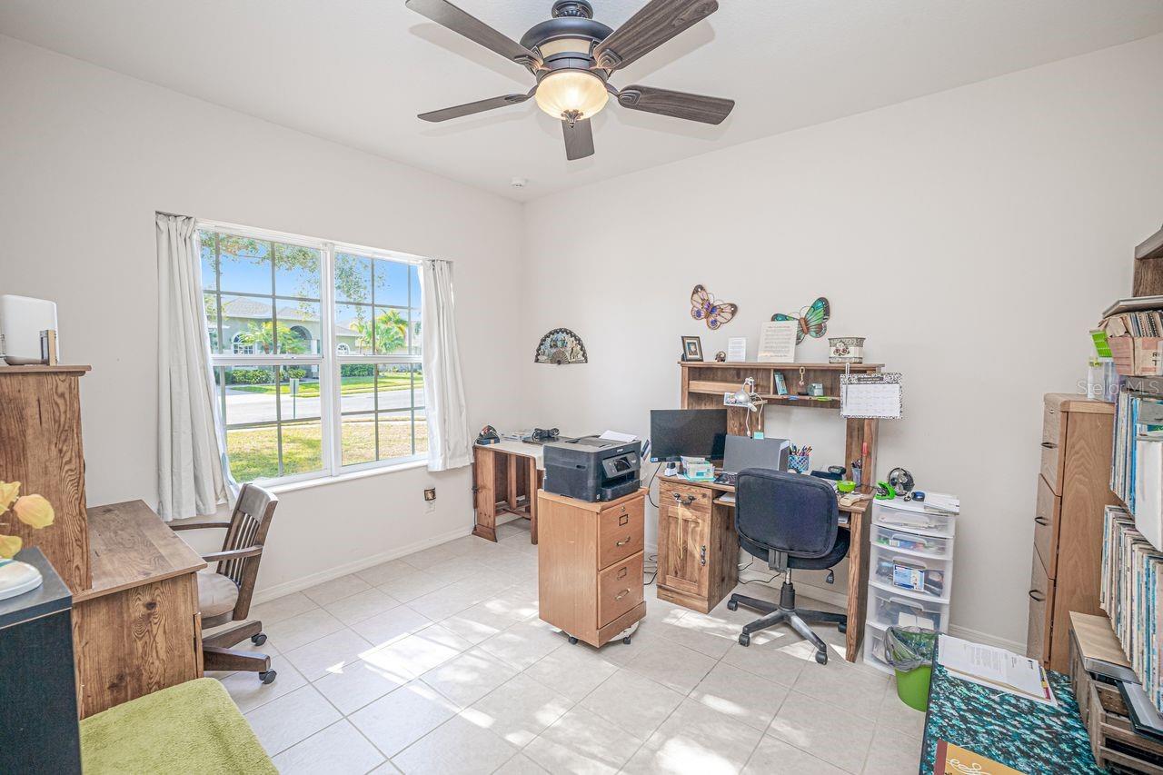 Listing photo id 17 for 2860 Suncoast Lakes