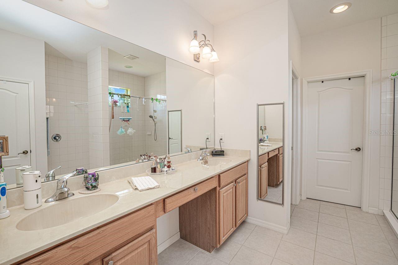 Listing photo id 20 for 2860 Suncoast Lakes