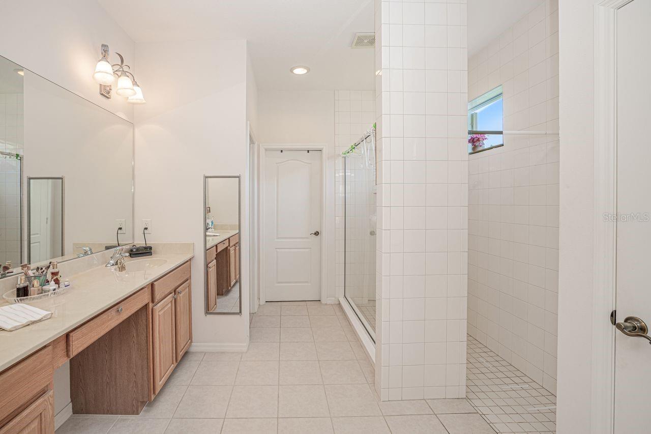 Listing photo id 21 for 2860 Suncoast Lakes