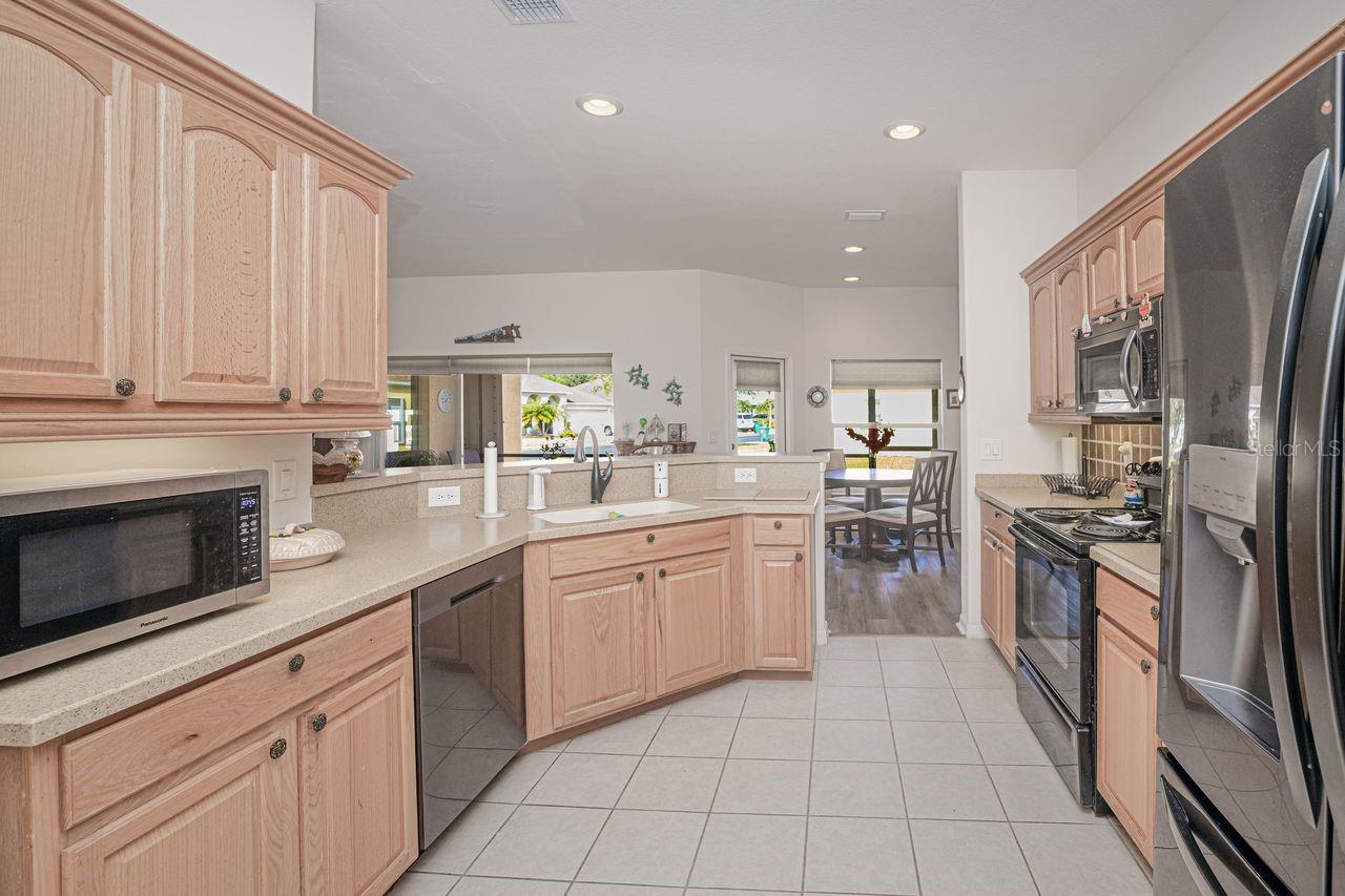 Listing photo id 4 for 2860 Suncoast Lakes