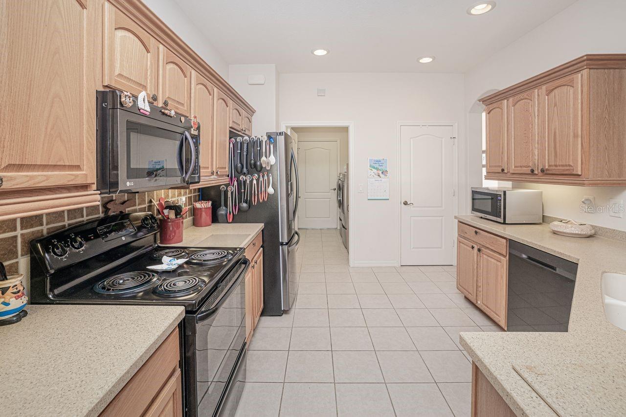 Listing photo id 5 for 2860 Suncoast Lakes