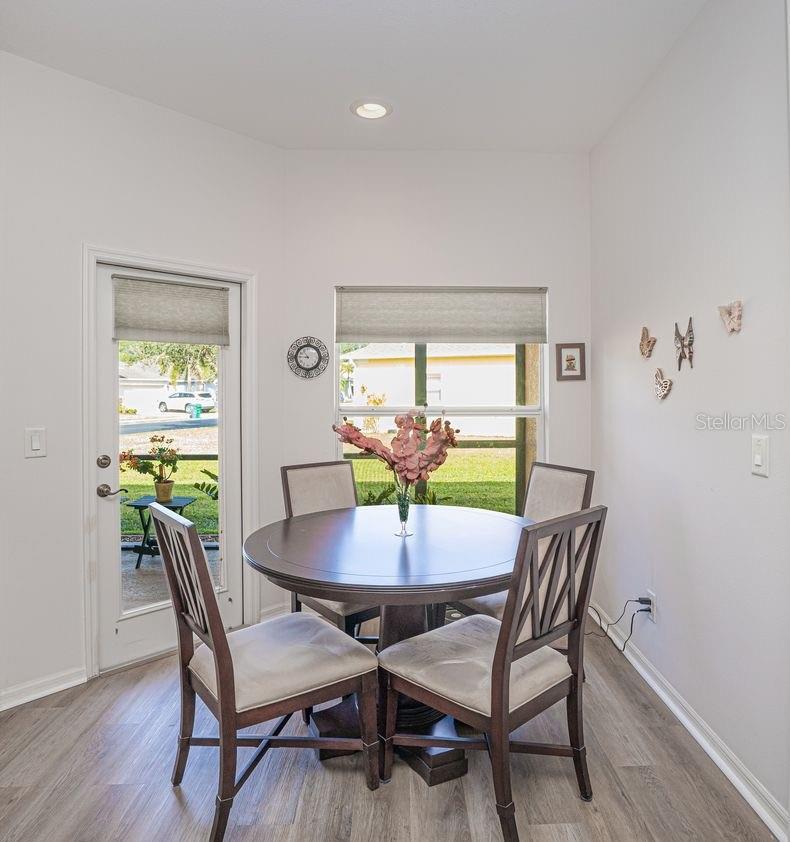 Listing photo id 7 for 2860 Suncoast Lakes