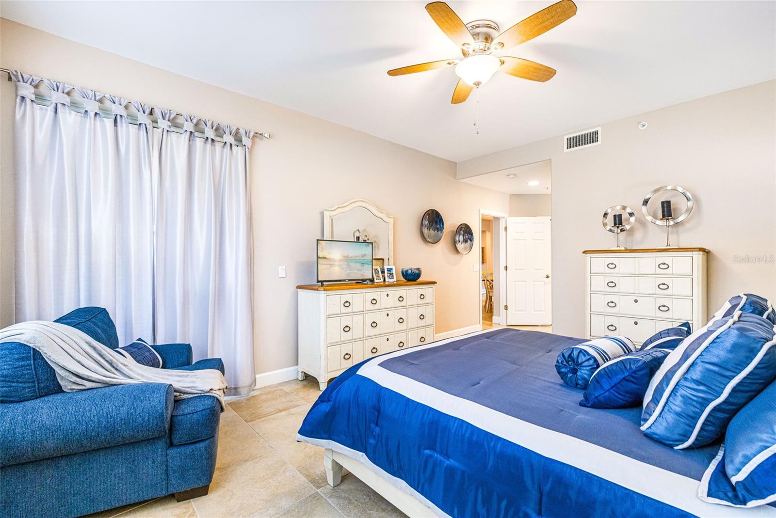 Listing photo id 17 for 3420 Sunset Key Circle B