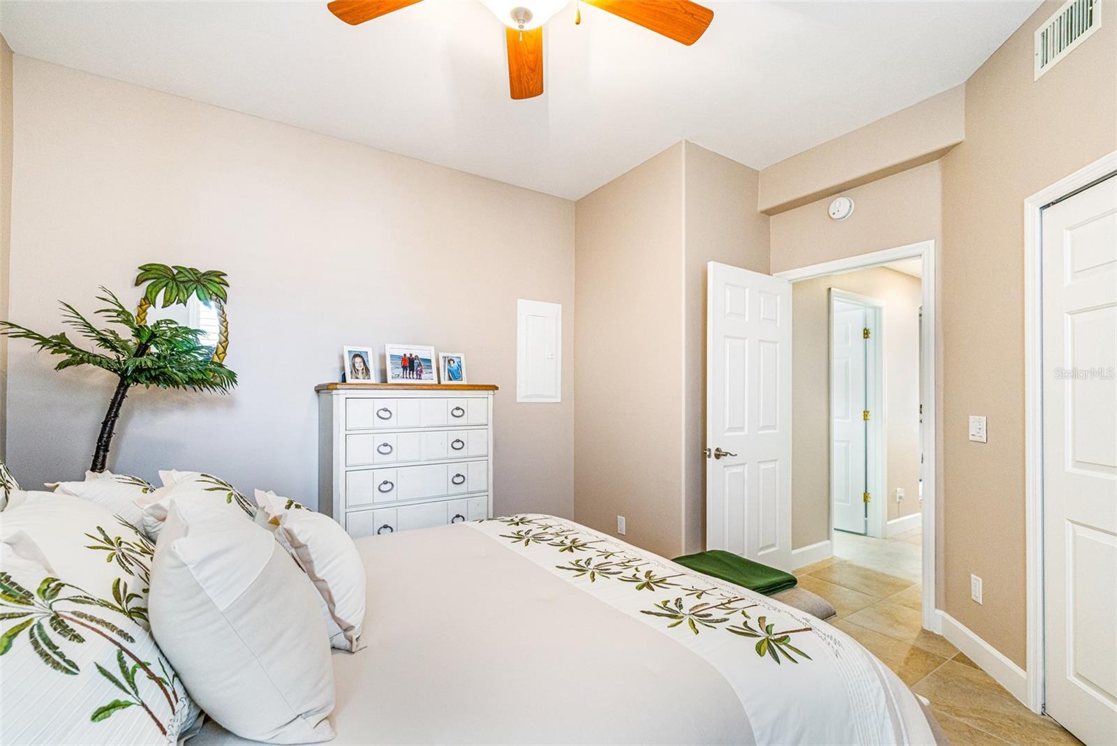 Listing photo id 23 for 3420 Sunset Key Circle B