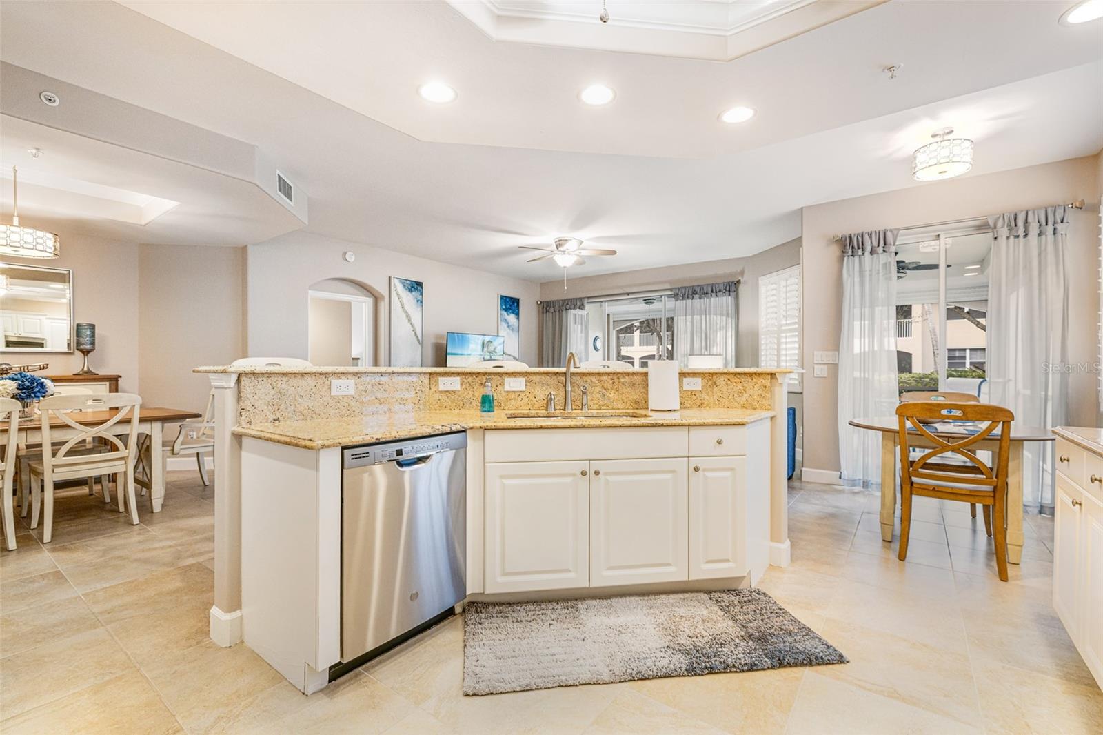 Listing photo id 6 for 3420 Sunset Key Circle B