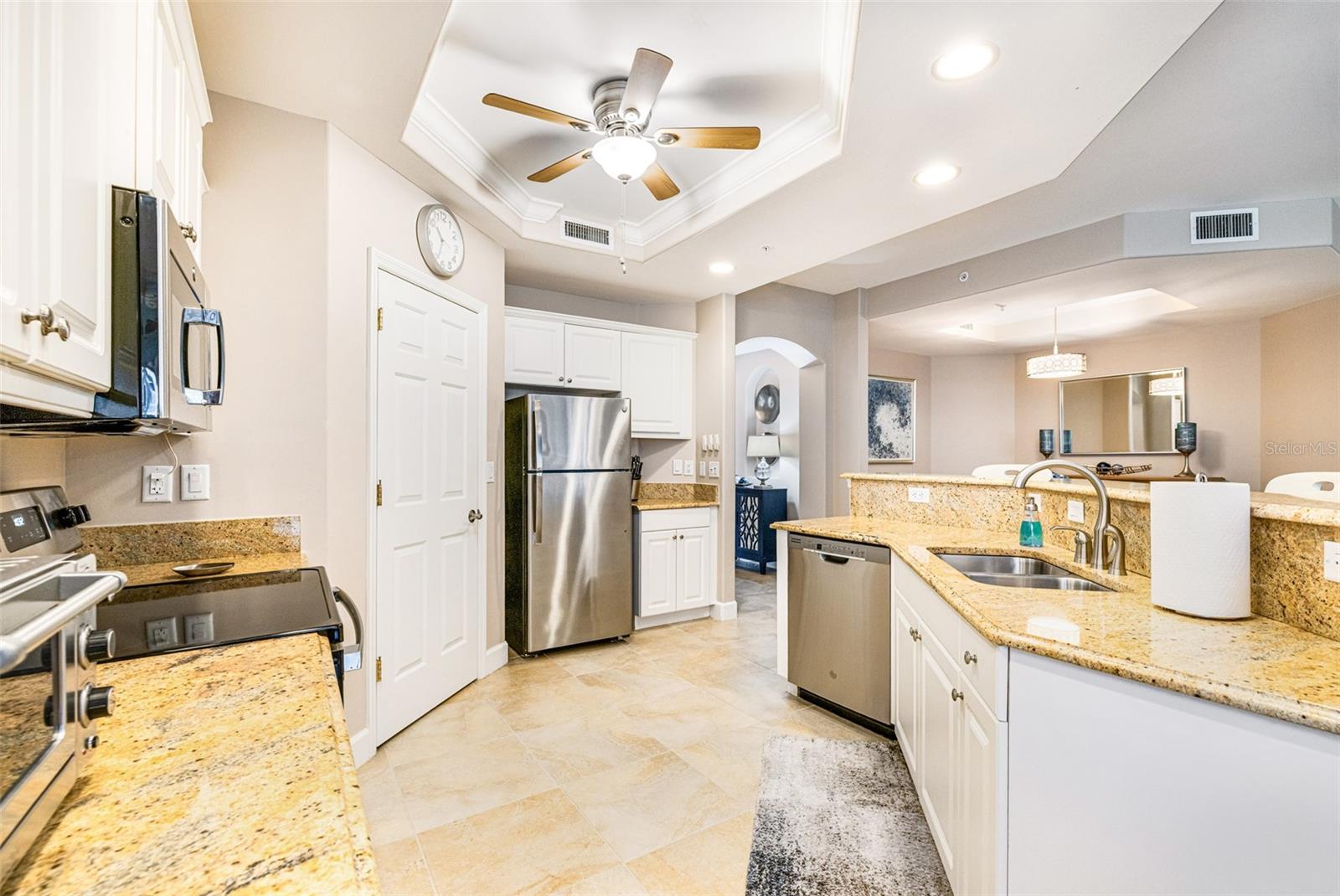 Listing photo id 7 for 3420 Sunset Key Circle B