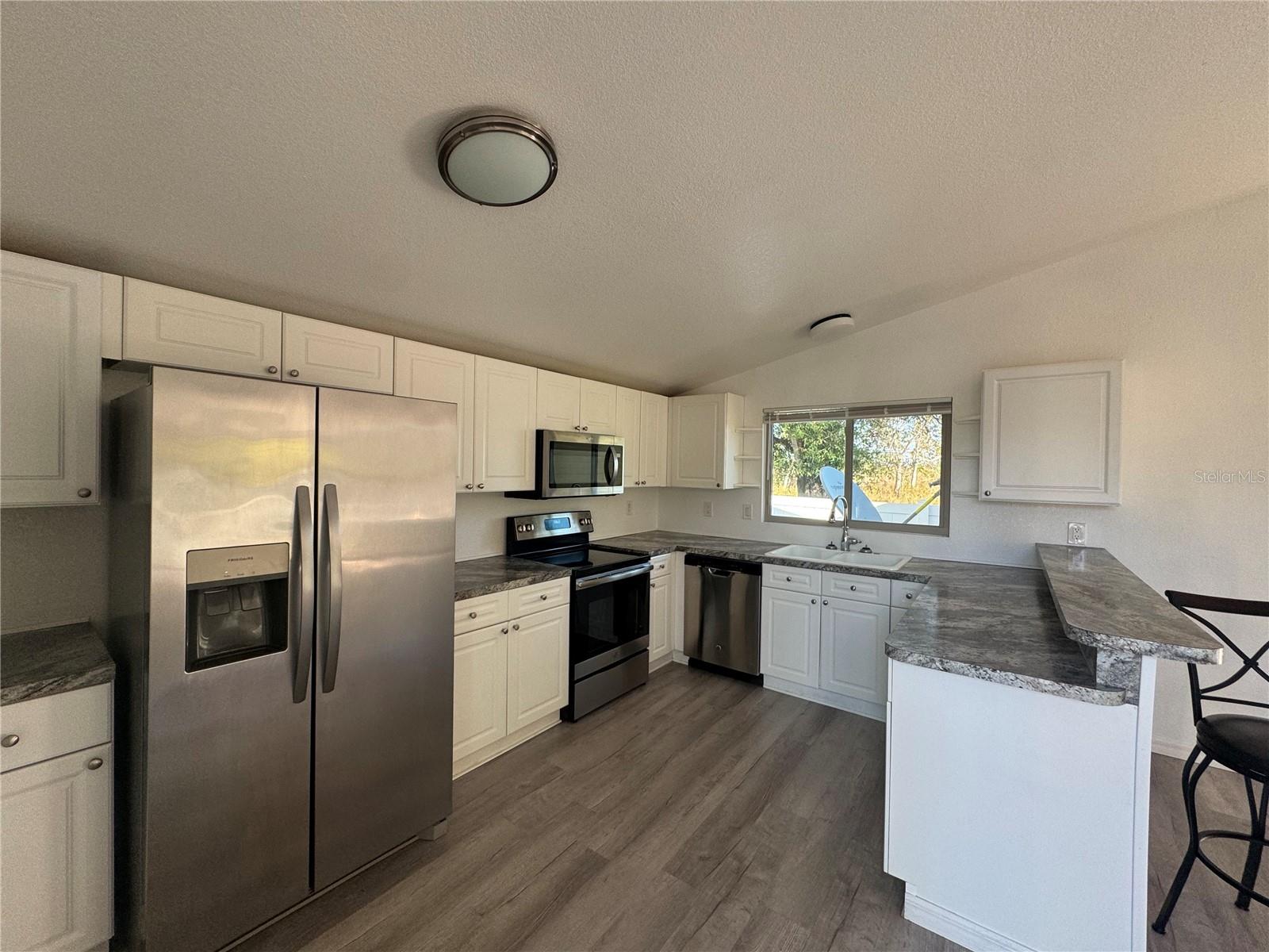 Image 3 of 18 For 7370 Collins Street