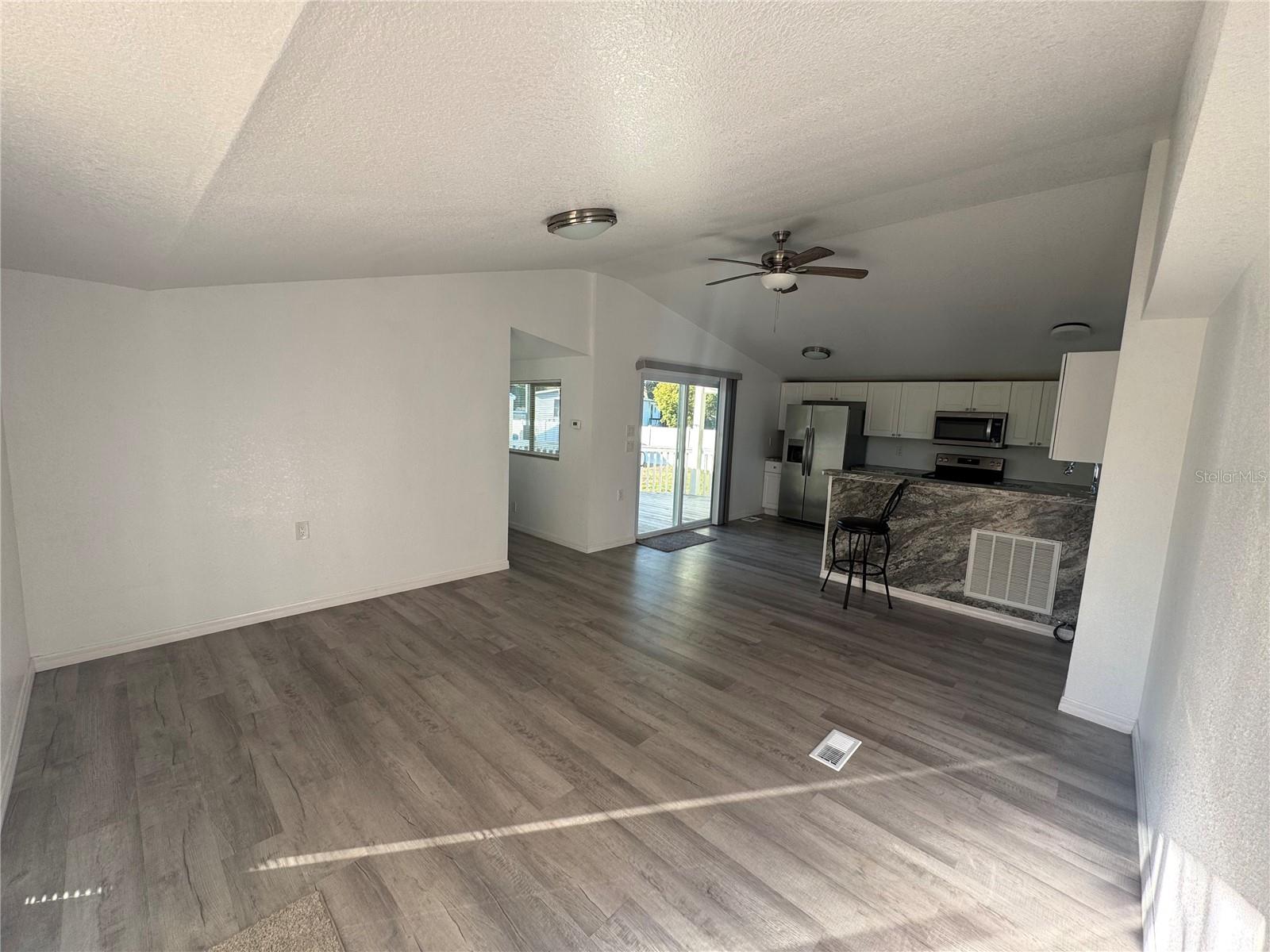 Image 6 of 18 For 7370 Collins Street