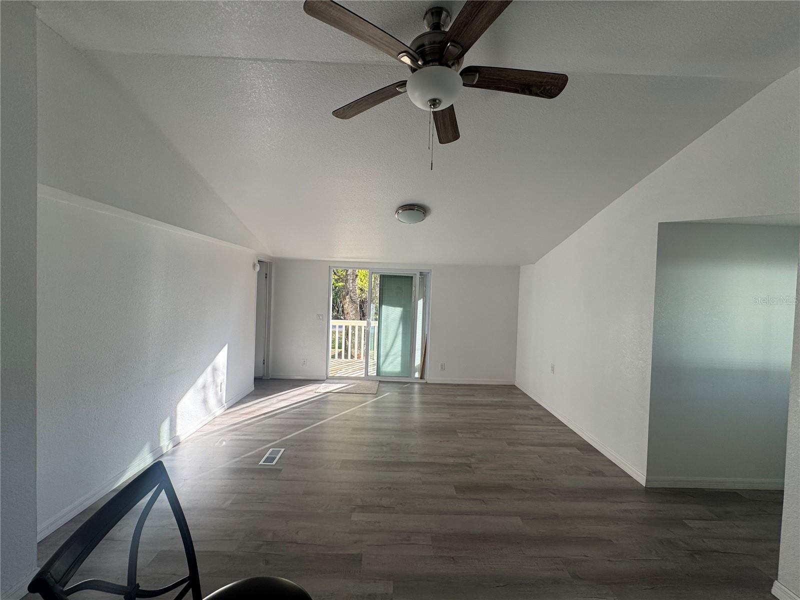 Image 9 of 18 For 7370 Collins Street