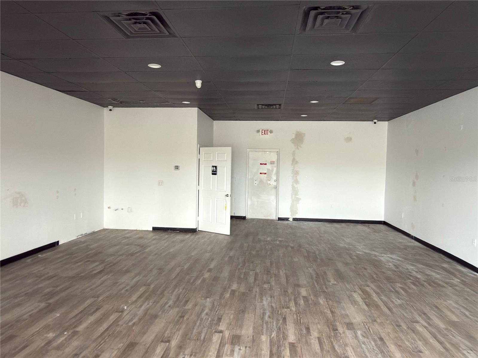 Listing photo id 8 for 3527 Tamiami Trail E