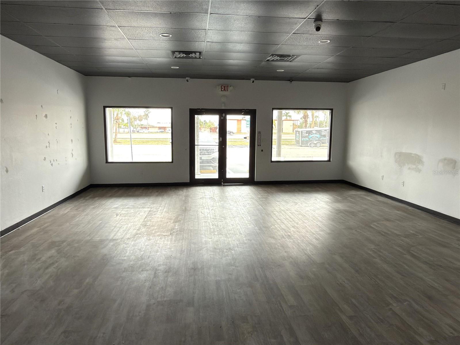 Listing photo id 10 for 3527 Tamiami Trail E