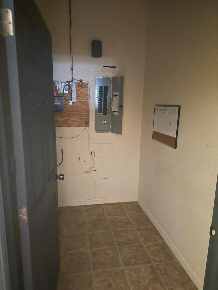 Listing photo id 12 for 3527 Tamiami Trail E