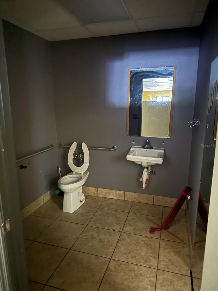 Listing photo id 13 for 3527 Tamiami Trail E