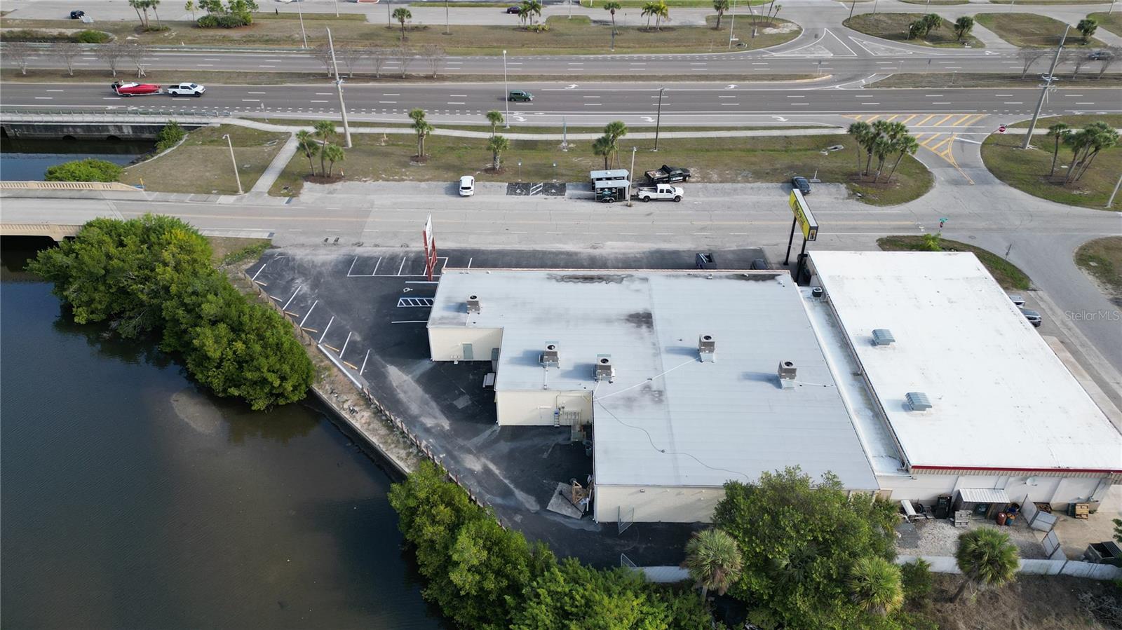 Listing photo id 1 for 3527 Tamiami Trail E