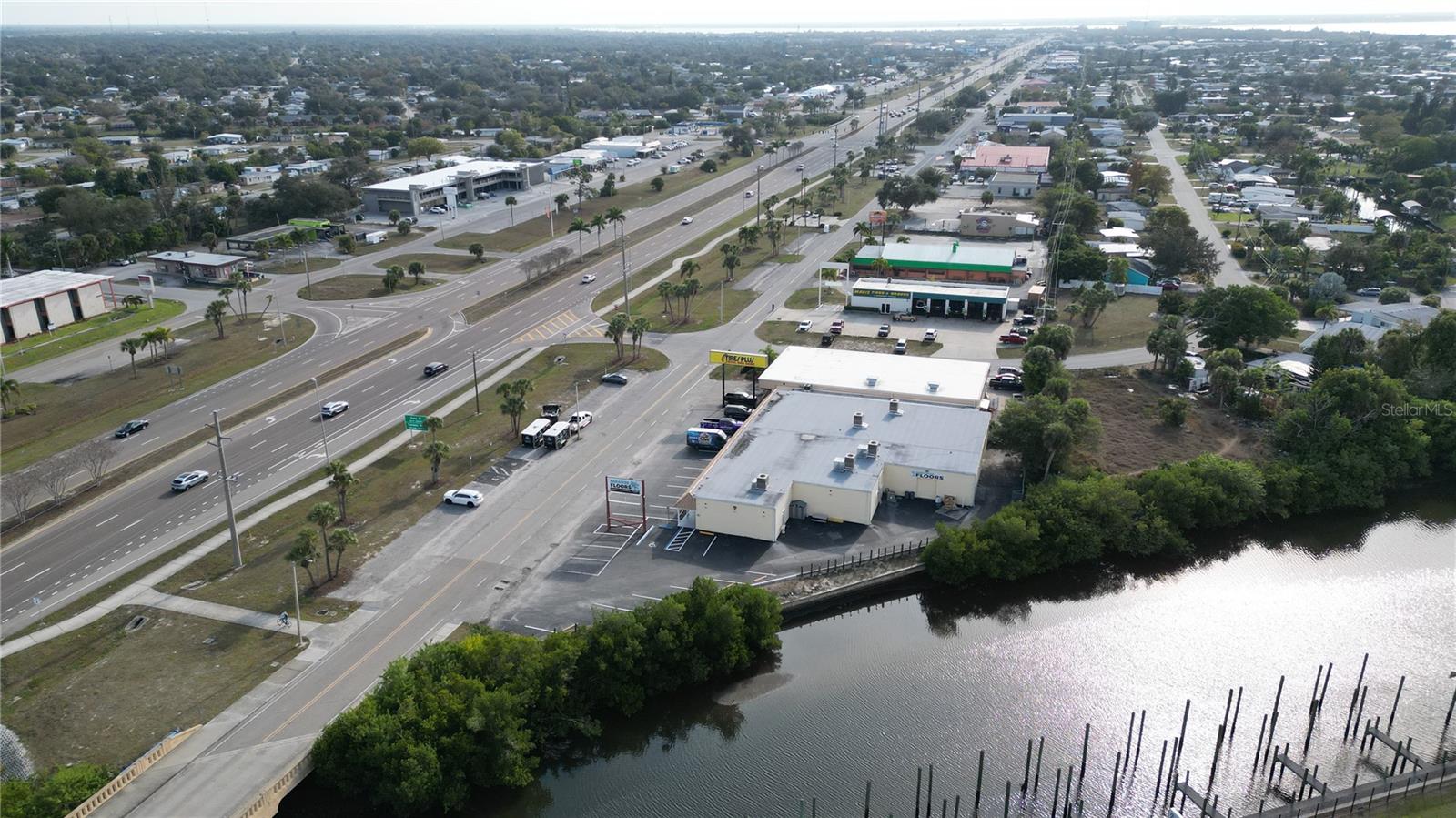 Listing photo id 4 for 3527 Tamiami Trail E