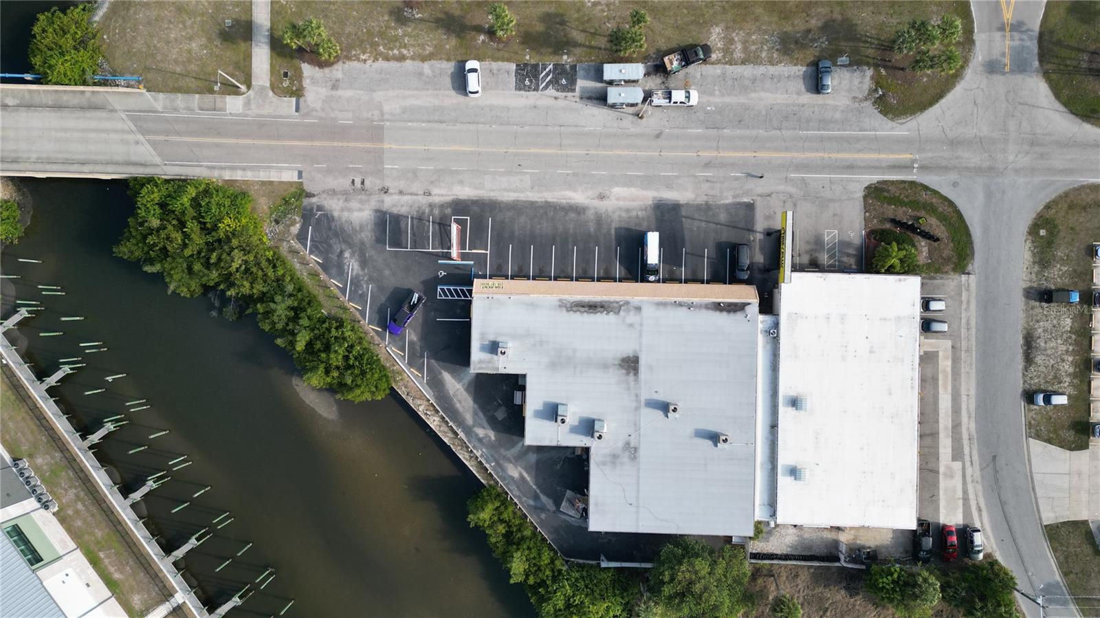 Listing photo id 5 for 3527 Tamiami Trail E