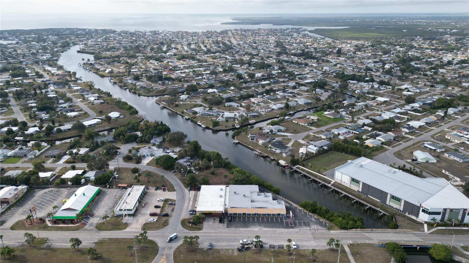 Listing photo id 6 for 3527 Tamiami Trail E