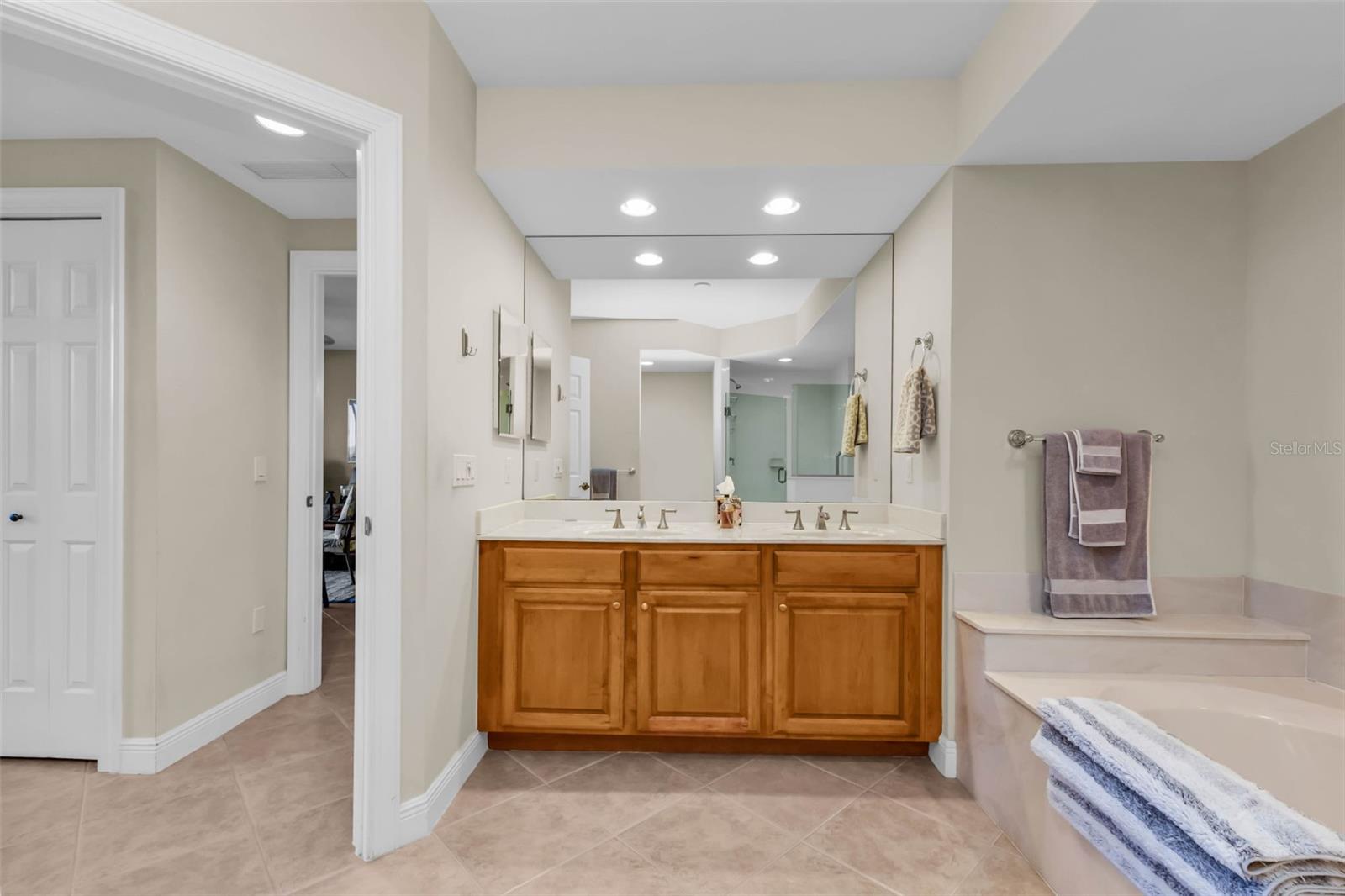 Image 49 of 78 For 3333 Sunset Key Circle 204