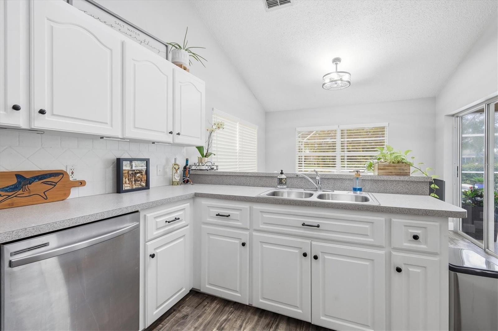 Image 21 of 54 For 387 Viceroy Terrace