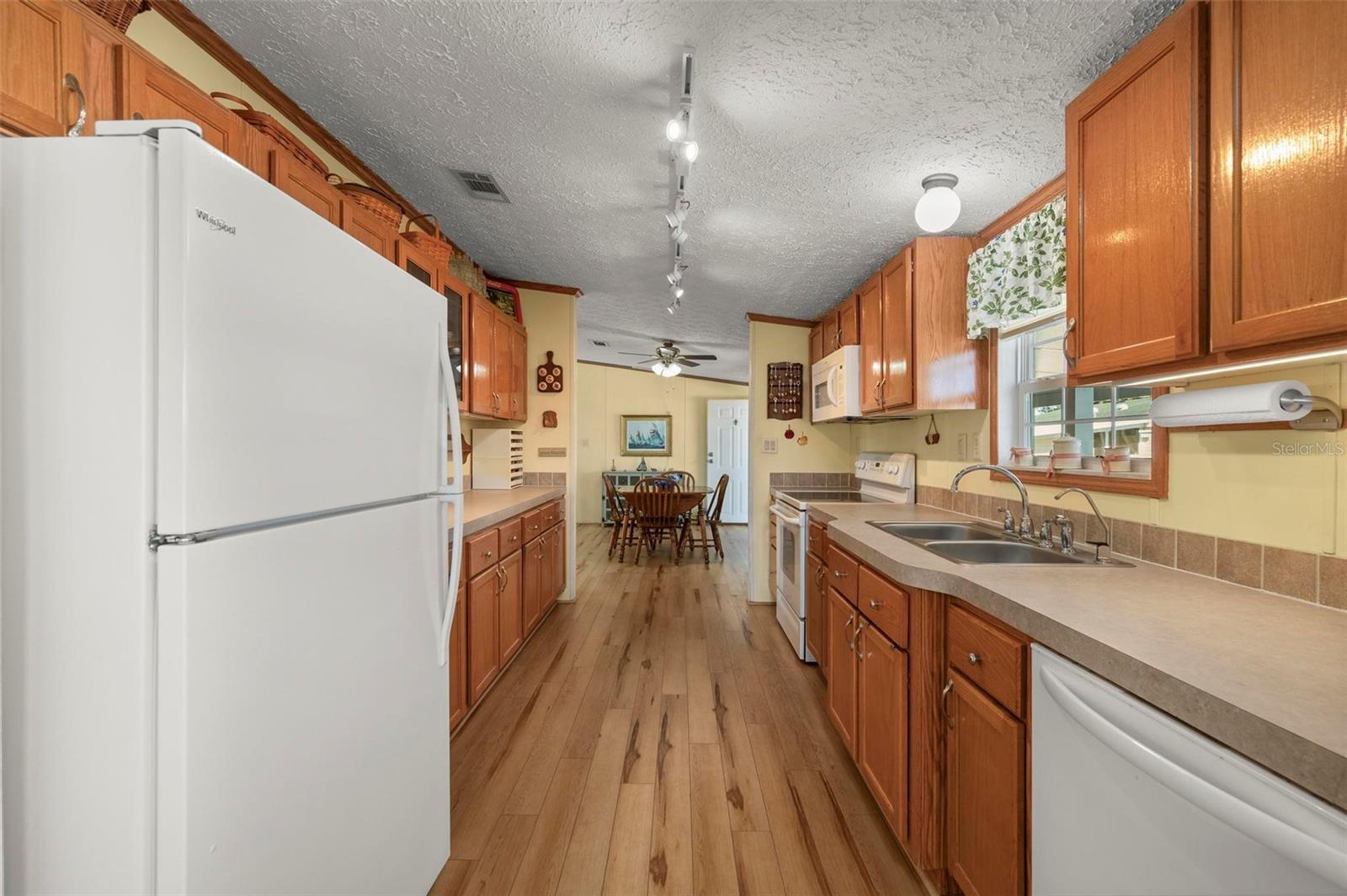 Image 12 of 61 For 1000 Kings Highway 398