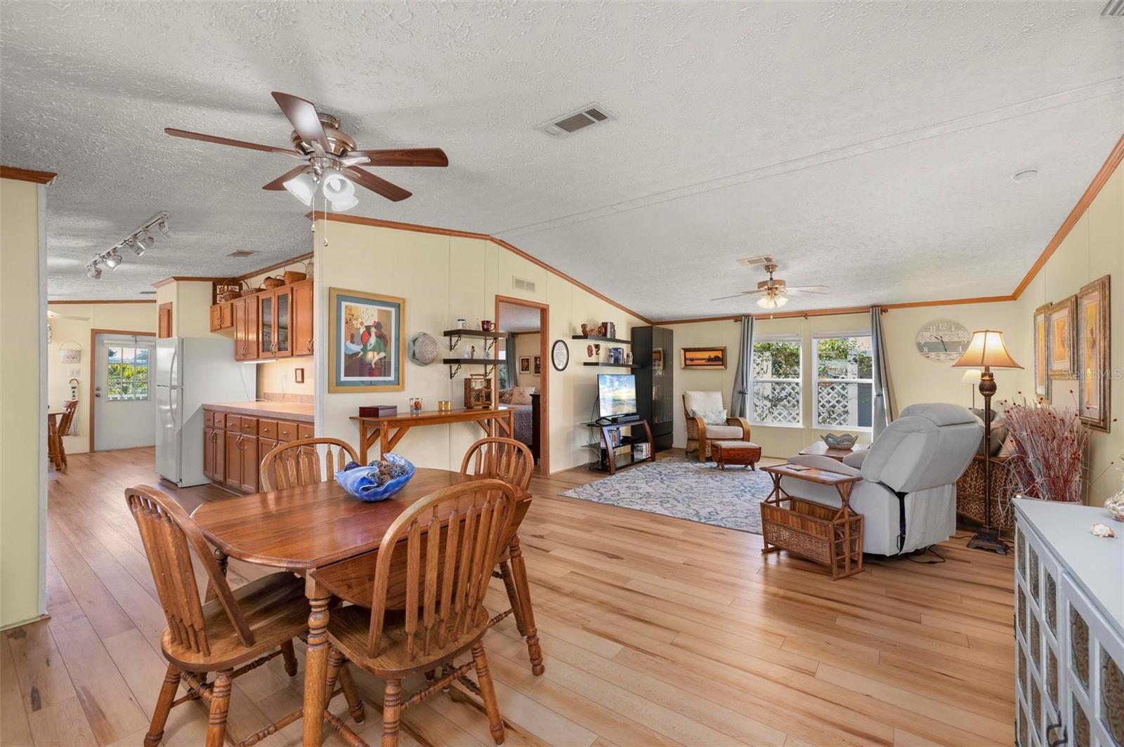 Image 5 of 61 For 1000 Kings Highway 398