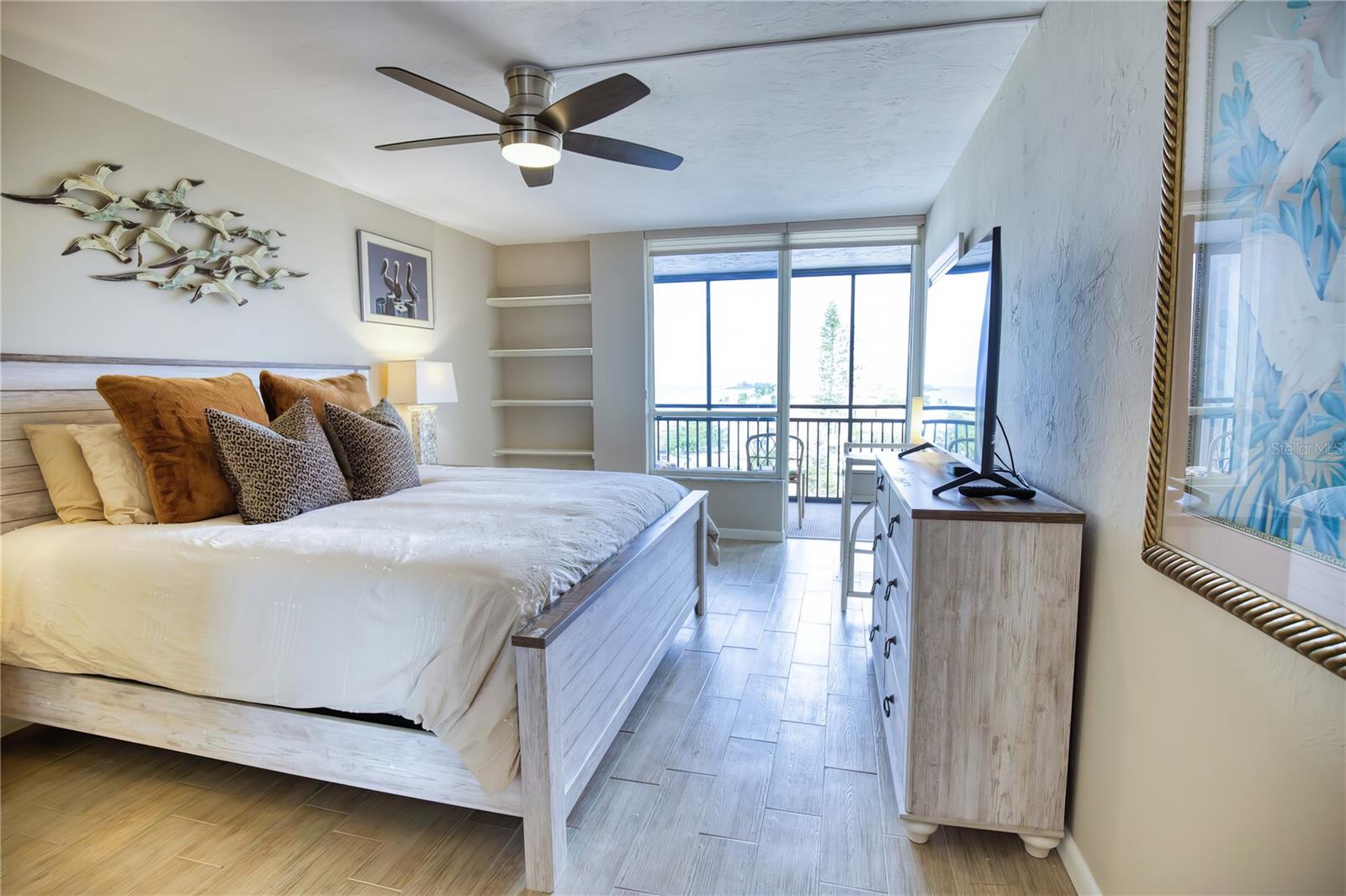 Image 11 of 16 For 627 Alhambra Road 701