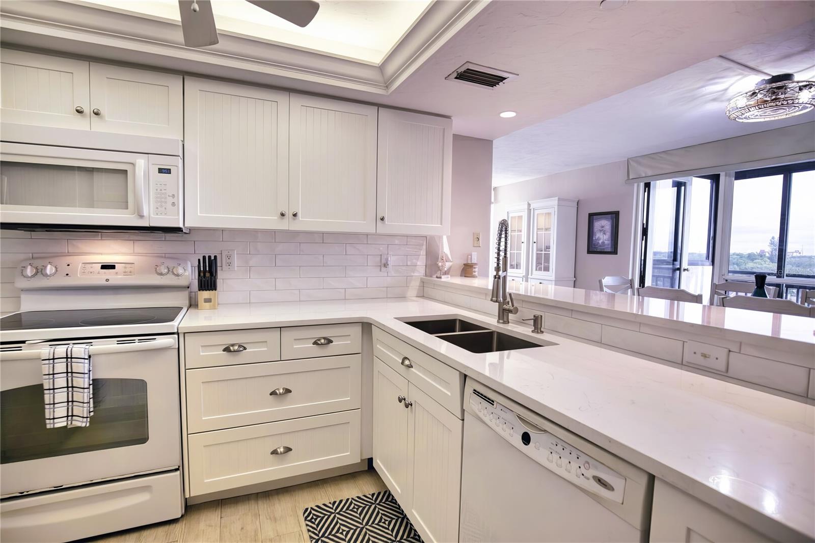 Image 3 of 16 For 627 Alhambra Road 701