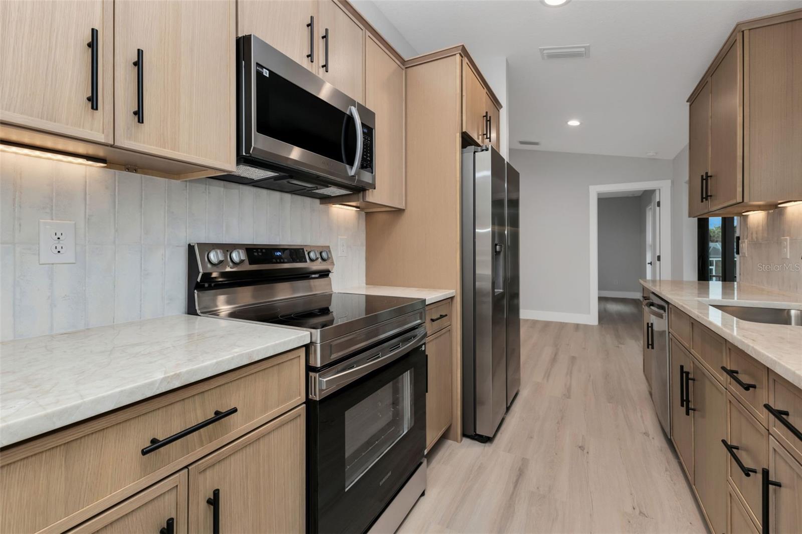 Listing photo id 11 for 3414 Palm Drive