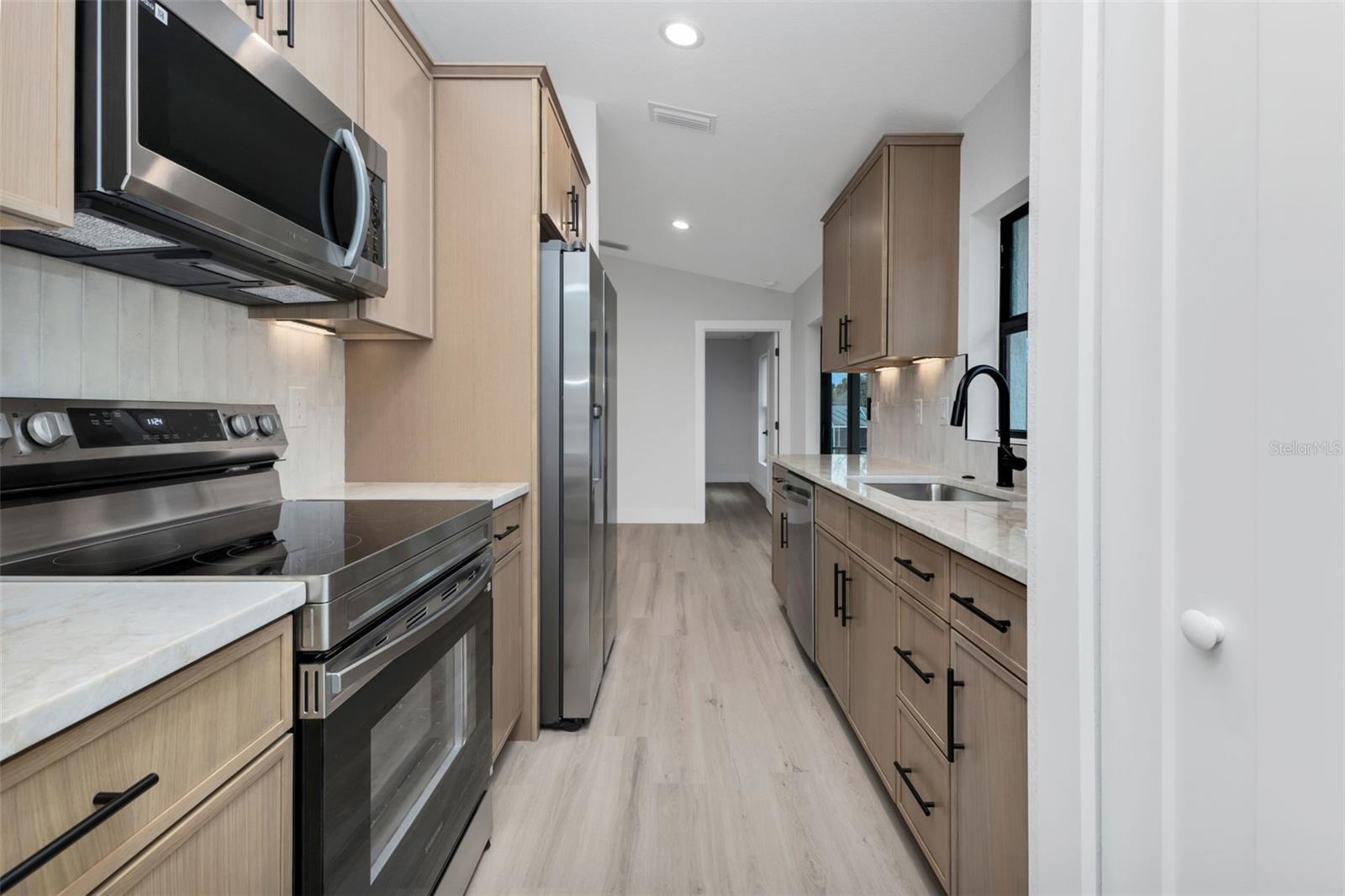 Listing photo id 12 for 3414 Palm Drive