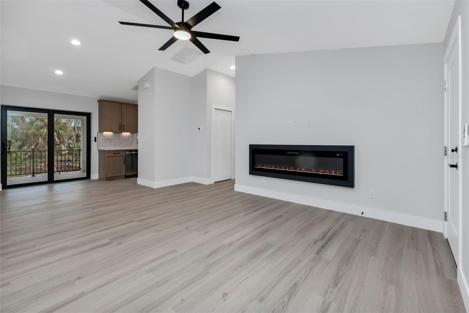 Listing photo id 3 for 3414 Palm Drive