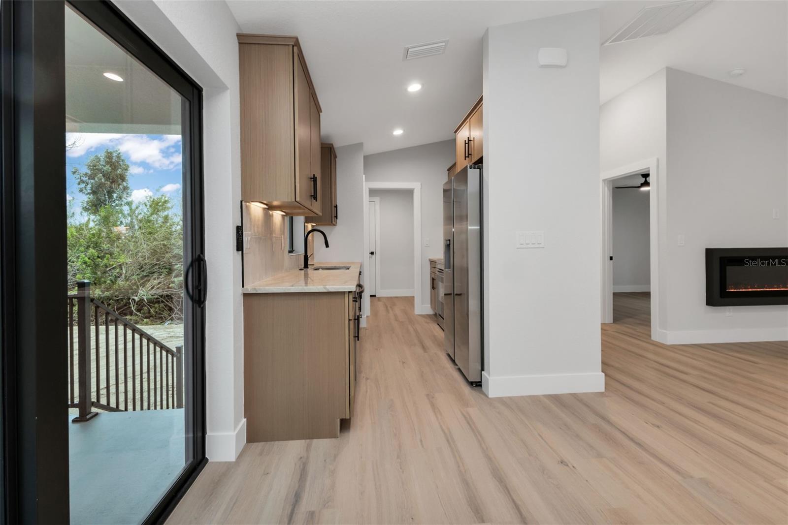 Listing photo id 7 for 3414 Palm Drive