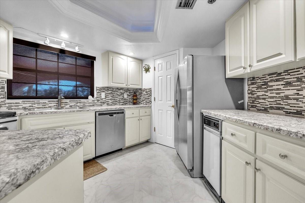 Image 13 of 47 For 23465 Harborview Road 624