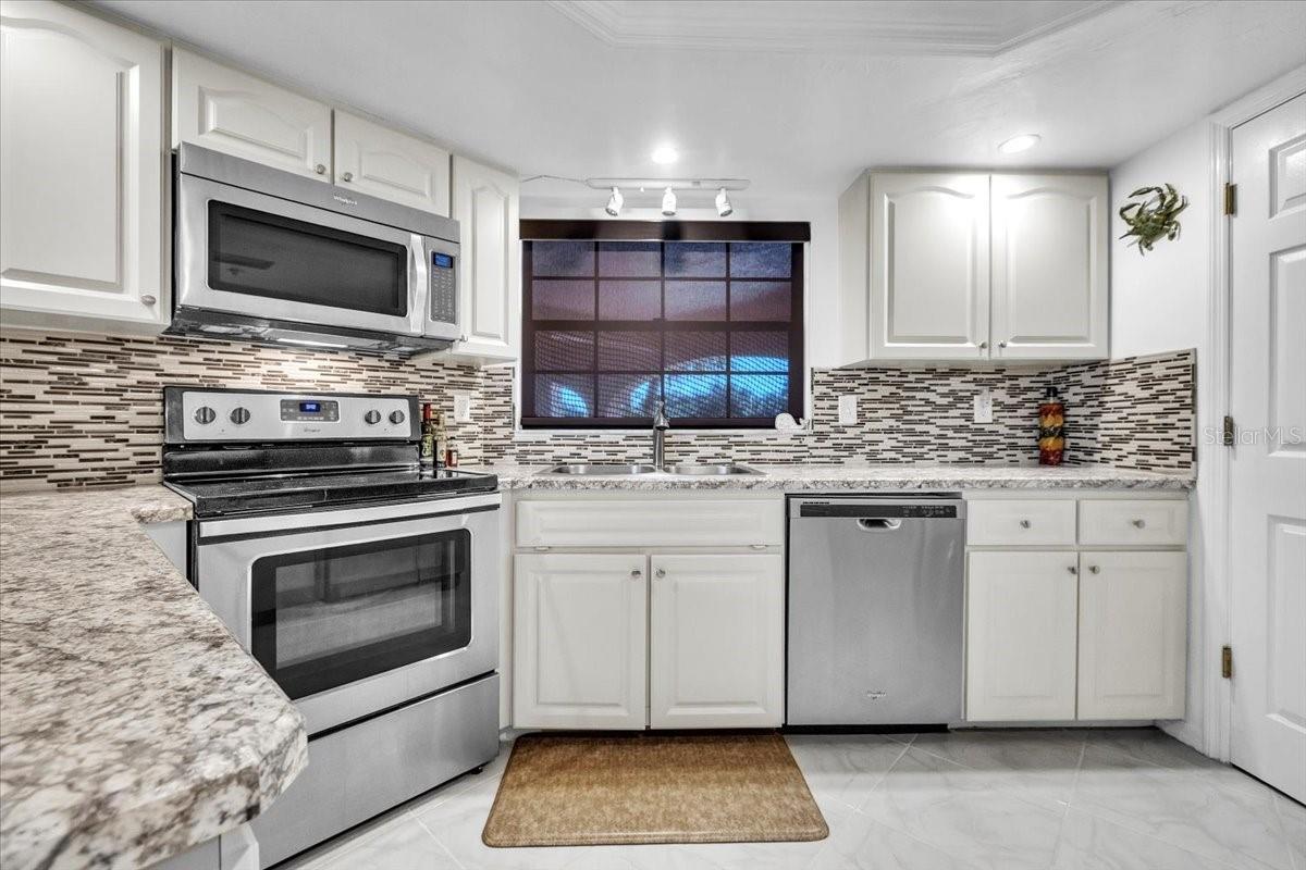 Image 14 of 47 For 23465 Harborview Road 624