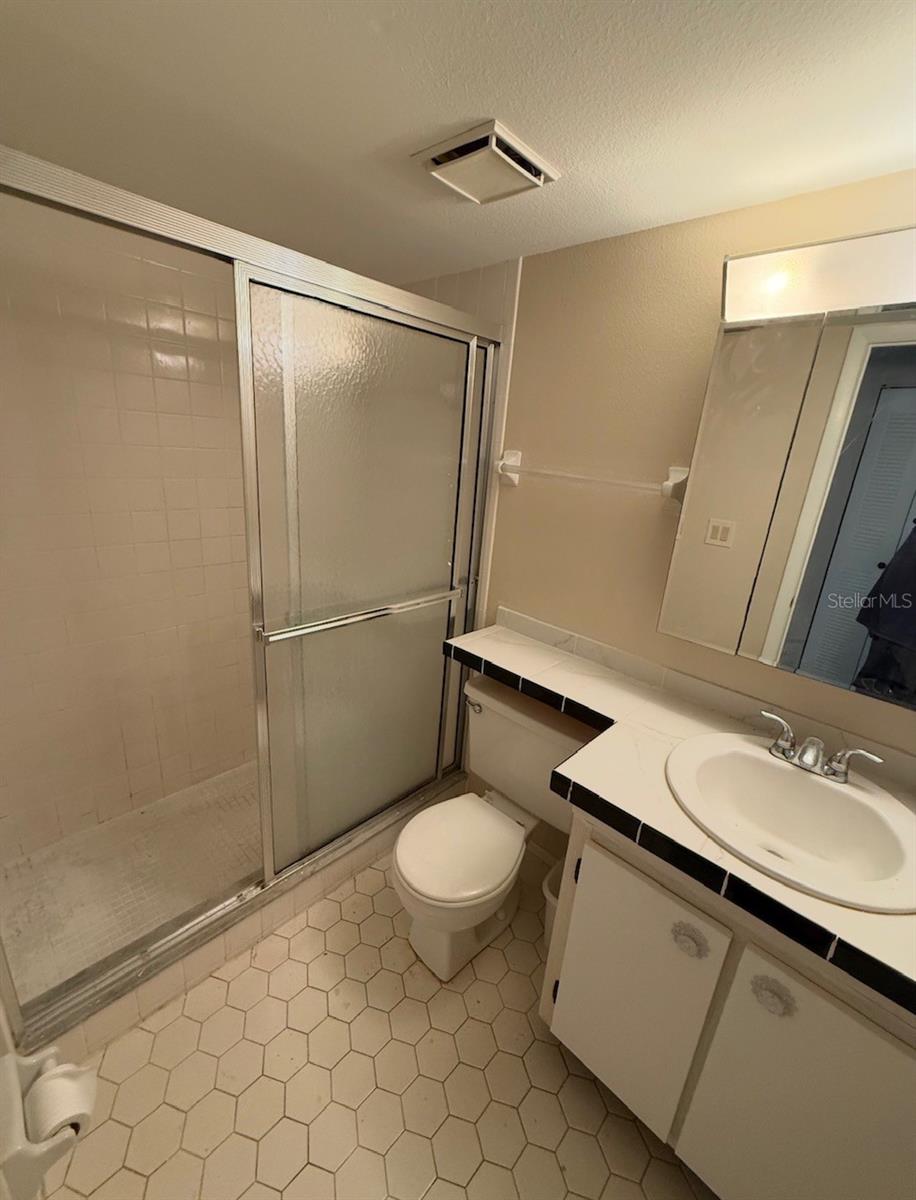 Image 5 of 9 For 513 Marion Avenue 2