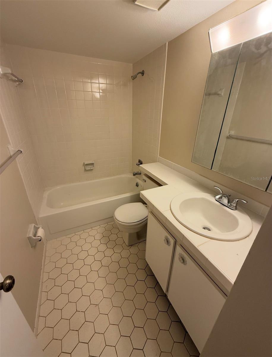 Image 7 of 9 For 513 Marion Avenue 2