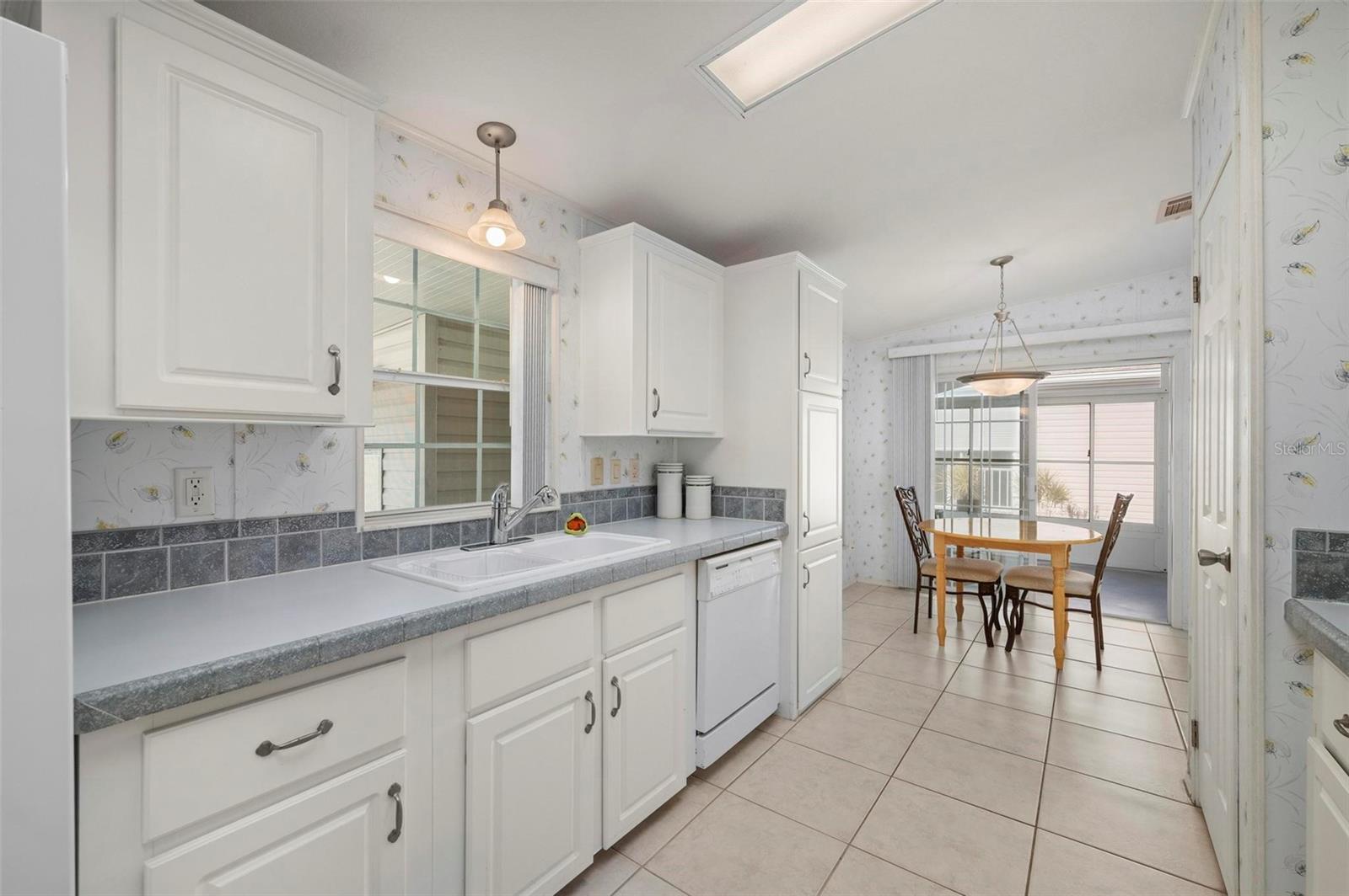 Image 13 of 56 For 1000 Kings Highway 413