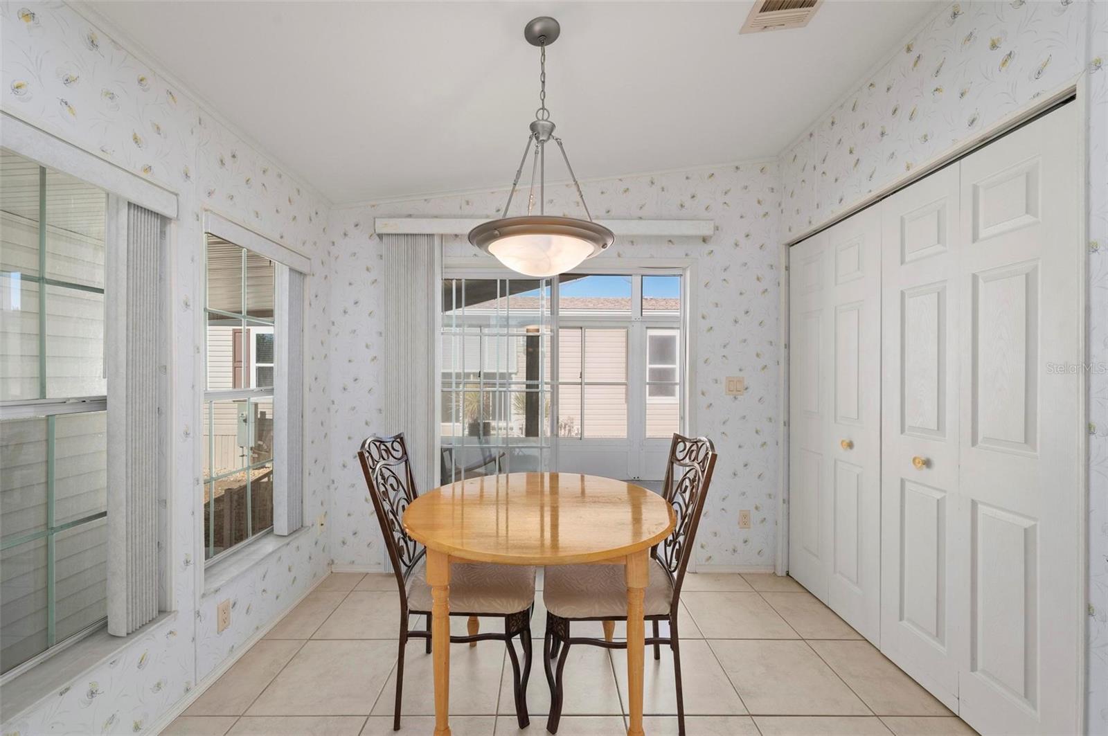 Image 14 of 56 For 1000 Kings Highway 413