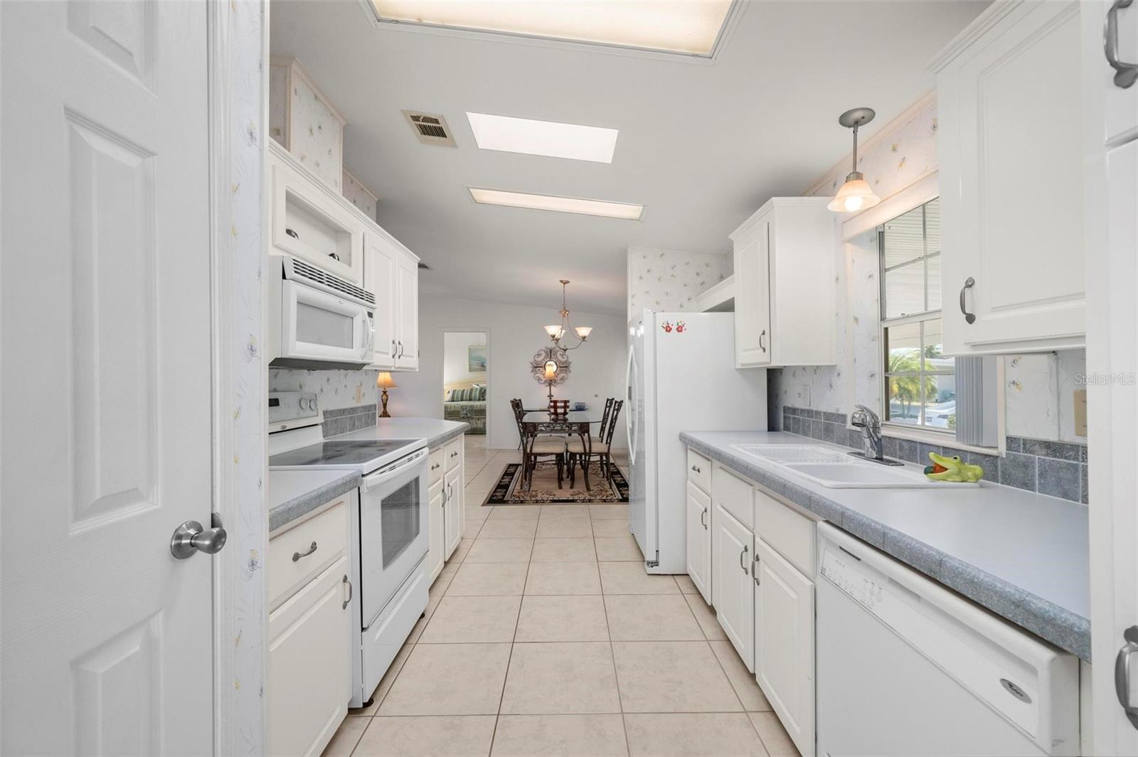 Image 17 of 56 For 1000 Kings Highway 413