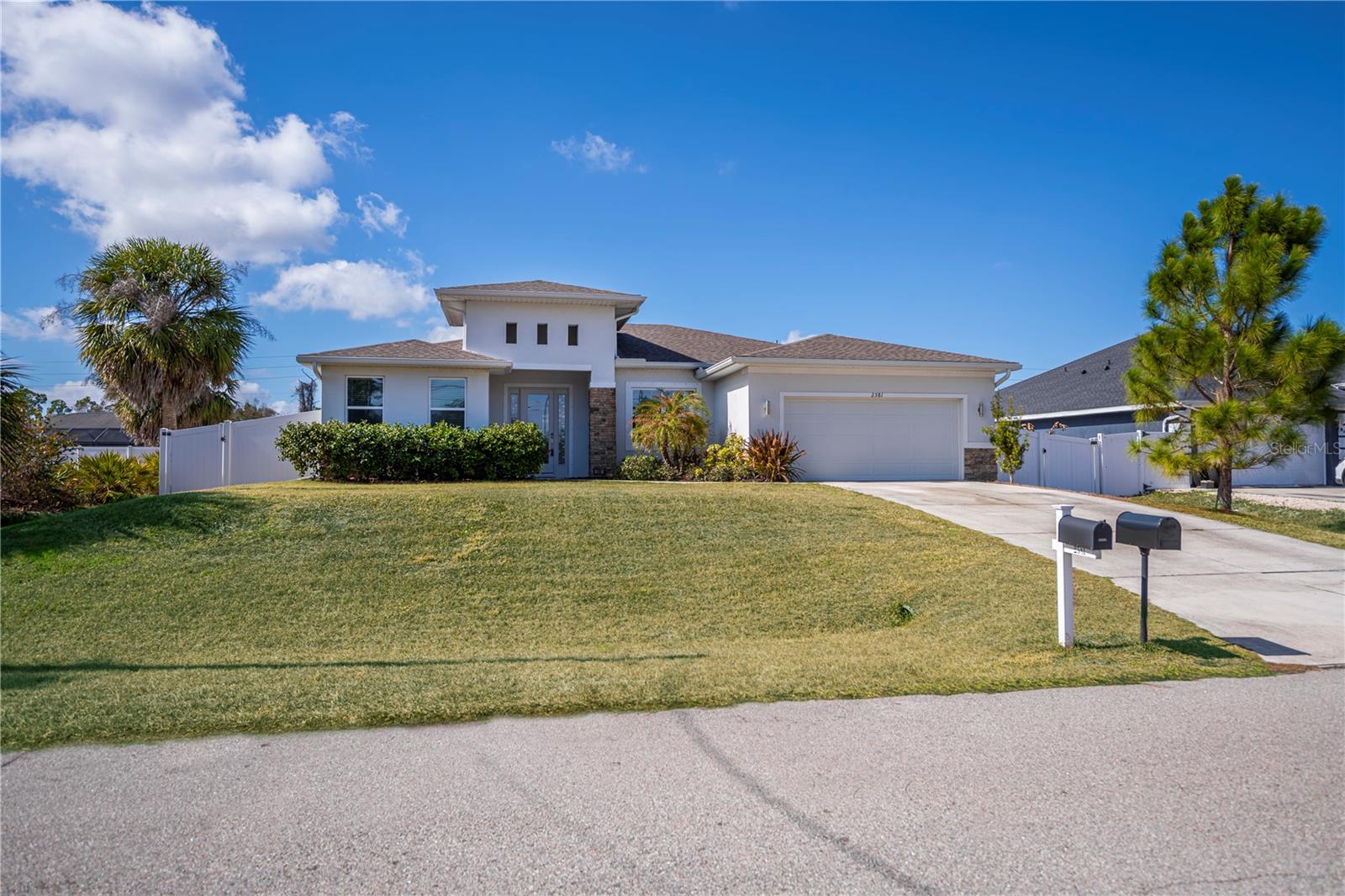 Image 3 of 64 For 2581 Ananas Road