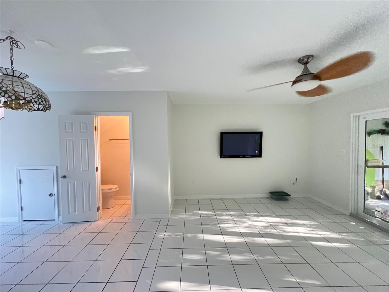 Image 12 of 47 For 1020 Marion Avenue 52