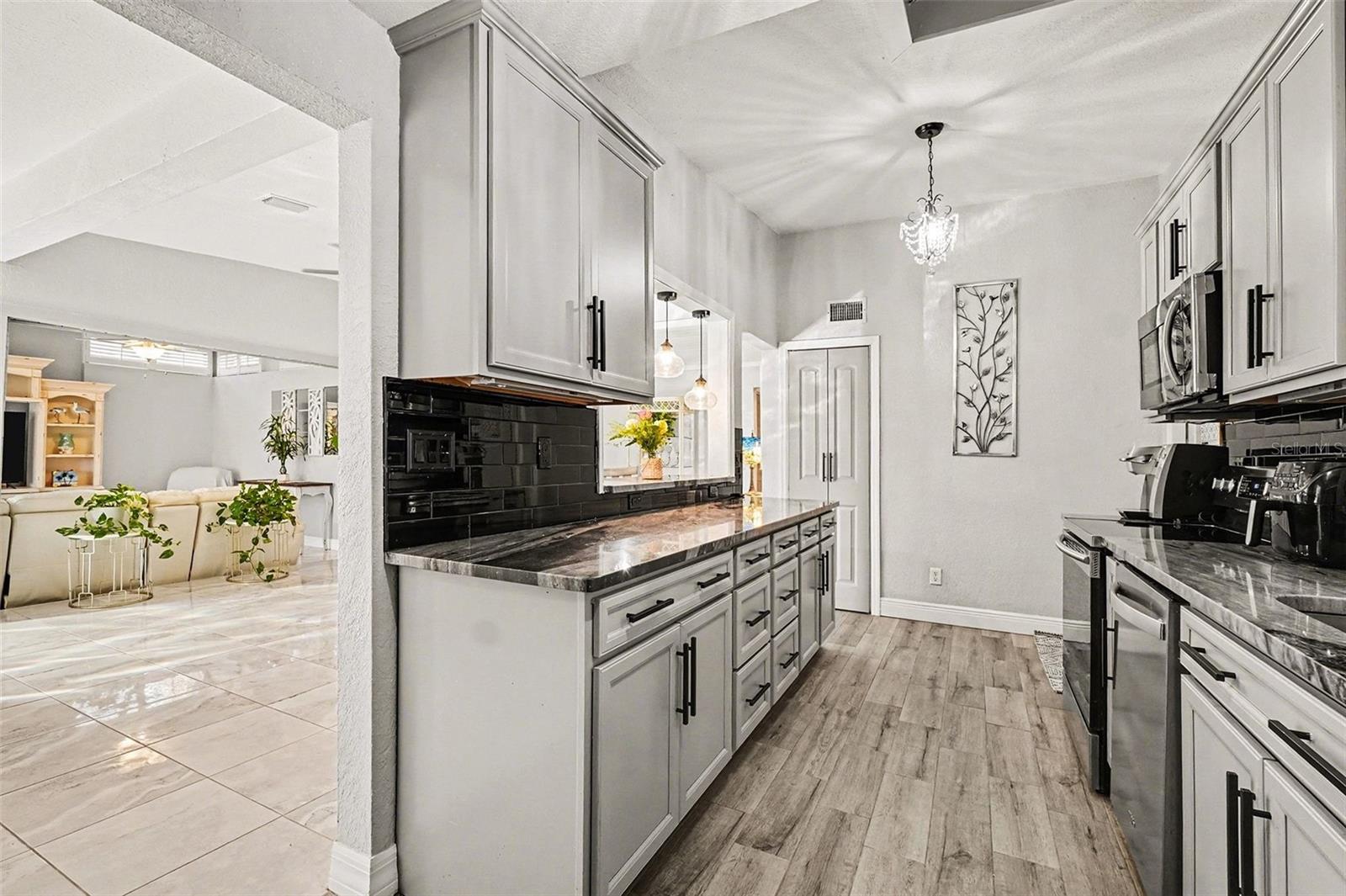 Image 14 of 30 For 868 Conreid Drive Ne